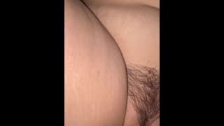 Thick 荡妇在湿屄里服用 bbc 两人都甜蜜地呻吟