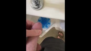 小便池处的小便中断。我想我会为那些喜欢看男人撒尿的人录制下来。