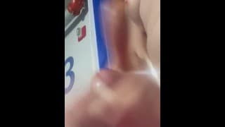 Kitty在闲逛时发现了一个未使用的停车场底层