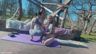 JOI 与我的纹身女友 Anuskatzz 穿着瑜伽裤伸展运动