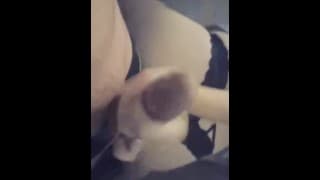 在妻子的性感屁股上打手枪..