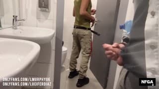 黑大屌在公共厕所操烂白嫩双性猛男的湿屁眼