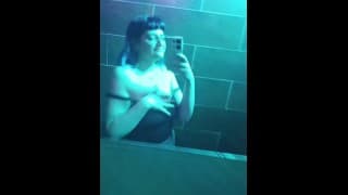 性感脱衣挑逗，毛茸茸多汁的 tattoed 女同性恋为你脱衣服