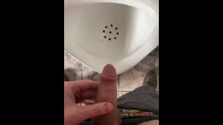 在男厕所的小便池里小便