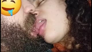 18岁少年在亲吻多汁的老男人时变得饥渴和潮湿，美味的性感吻🍆💦😵 💫🤤😋💋🍌