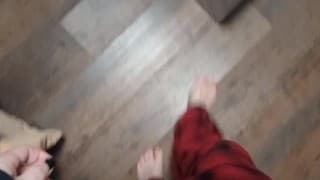 酒店房间过冬，但她不来，所以我只是在按摩浴缸里吃了披萨