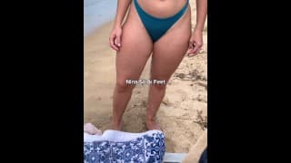 女孩在海滩上的比基尼上撒尿！公共小便Fetish