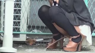 办公室女孩在办公楼的背面撒尿