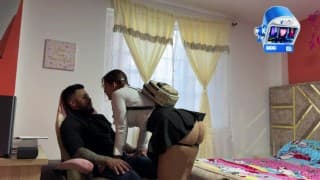 我和我姐姐的朋友在一起。我们在没有避孕套的情况下做爱，我在她体内射精。
