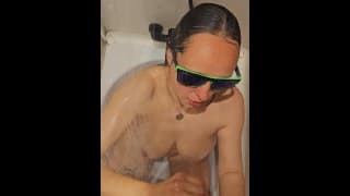 性感的妻子的湿浴口活和手交与炽热的指甲