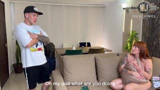 Devil Khloee 在做网络摄像头时被抓到！被她的继兄狠狠地操了！