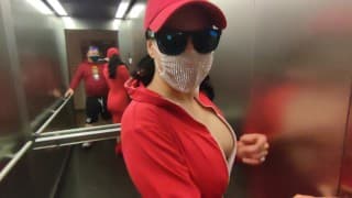 在公共电梯里与热邻居达达·德维尔（Dada Deville）发生非常危险的性行为