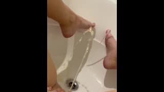 金色淋浴。尿壺