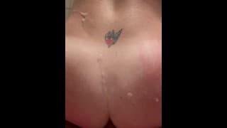 荡妇在她的屁股上满是 Thick 的精液在小狗中接受后射！粉丝 Snookybaby28