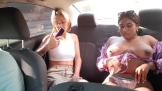 我录下了我的朋友在她男朋友的车里自慰