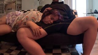 继女醒来时嘴里含着我的鸡巴...所以她吸了它！