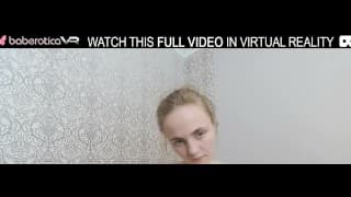 大奶子的独居黑发 Lassie 在 VR 中用振动器在沙发上自慰。