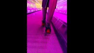 一个穿着黑色尼龙丝袜和高跟鞋的女孩